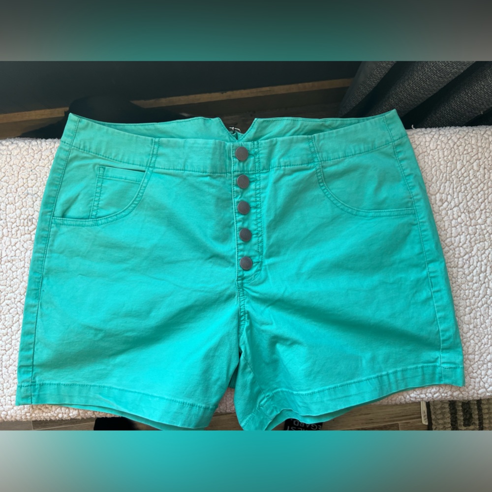 CAbi Button Fly Short Size 14